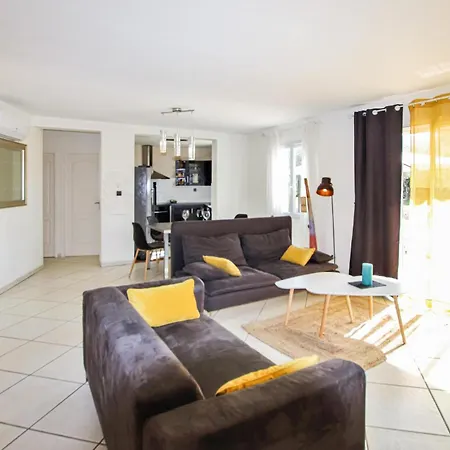Holiday home Nice In With Kitchen